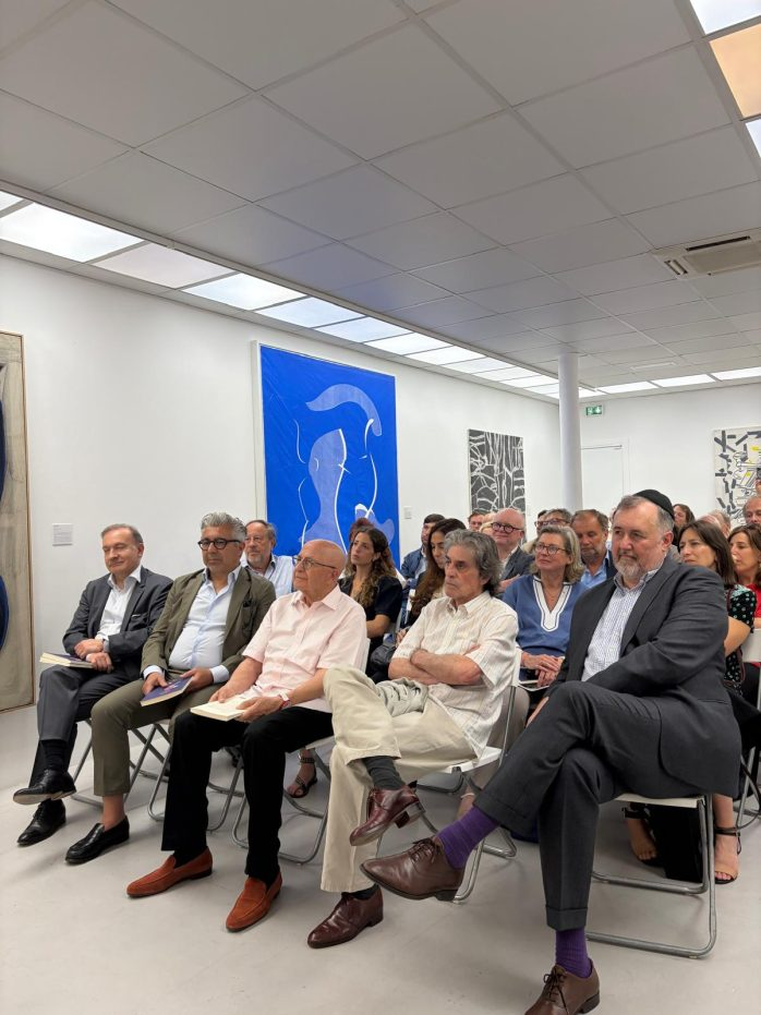 Public et membres réunis à la Galerie Poggi pour la présentation de Coup d'éclat