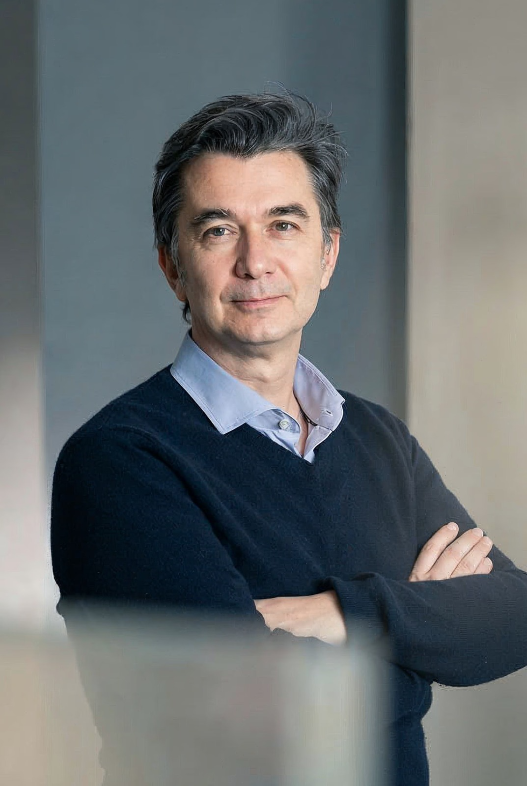 Portrait éditorial de Javier Santiso, fondateur de La Cama Sol